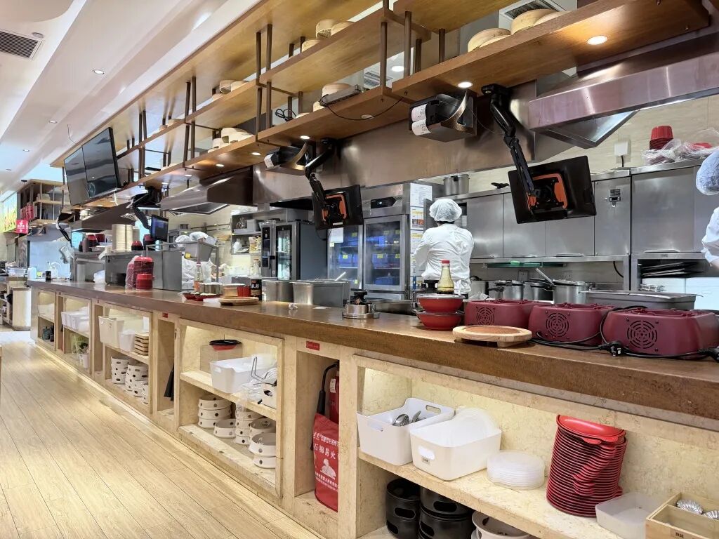 关店风暴中的西贝，店员：团队5家店已关3家，我们门店下个月也要关	，员工将就地解散，闭店没补偿